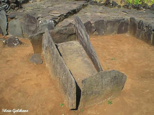 bangunan berupa batu tegak atau tugu yang berfungsi sebagai tempat pemujaan roh nenek moyang disebut
