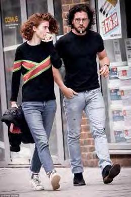 (SteveButler/Instagram) Kit Harlington terlihat menggunakan sejenis pod mod saat berjalan bersama istrinya di London.