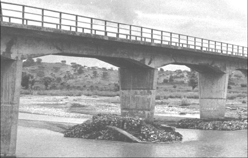 Pembangunan konstruksi jembatan yang dibangun diatas pilar yang berada di bawah air dan melindungi bahaya banjir sudah mulai dibangun pada masa